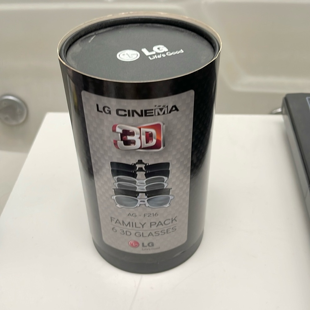 3D glasses Family pack by LG. Everyone gets their own pair. Glasswipes included